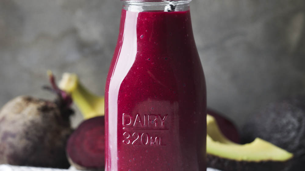 Smoothie på avokado, rödbeta, dadlar och banan