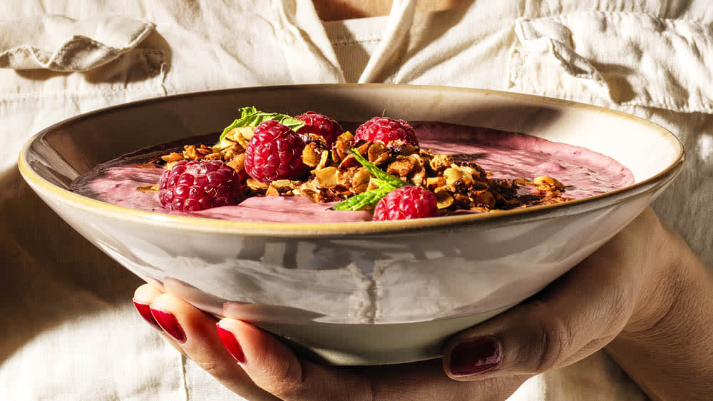 Smoothiebowl med frysta körsbär eller hallon, grekisk yoghurt & honung