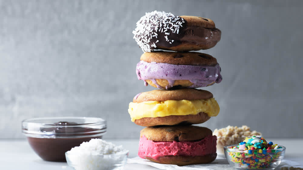 Glassmacka med smält choklad, strössel och kokos