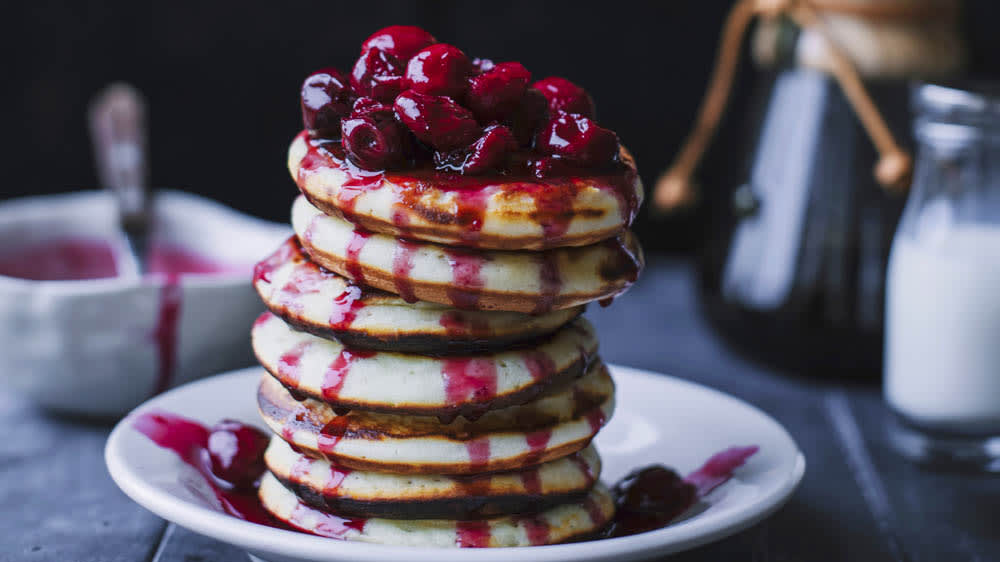 Ricottapannkakor med honungsrörda körsbär
