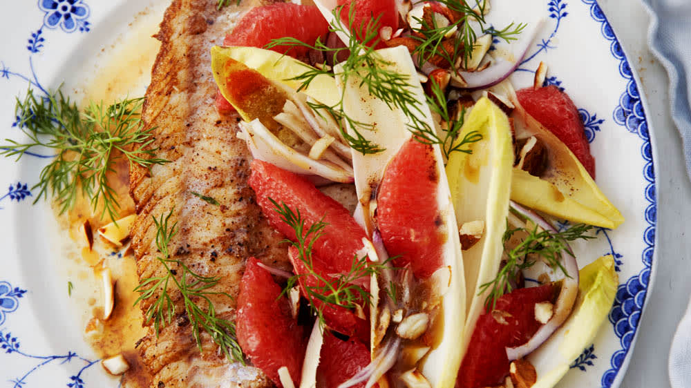 Pannstekt abborre med blodapelsin- och endivesallad