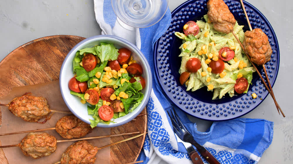 Kycklingfärsjärpar på spett med avokadopasta