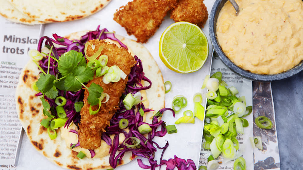Fish tacos på friterad torsk med majskräm och spicy coleslaw