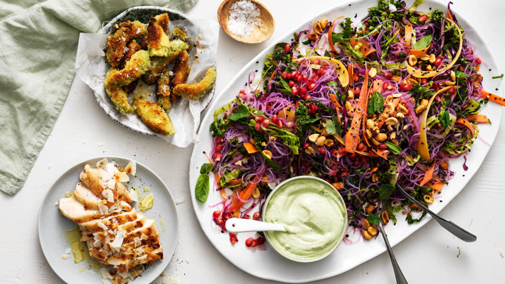 Färgsprakande nudelsallad med pankostekt avokado & kyckling 