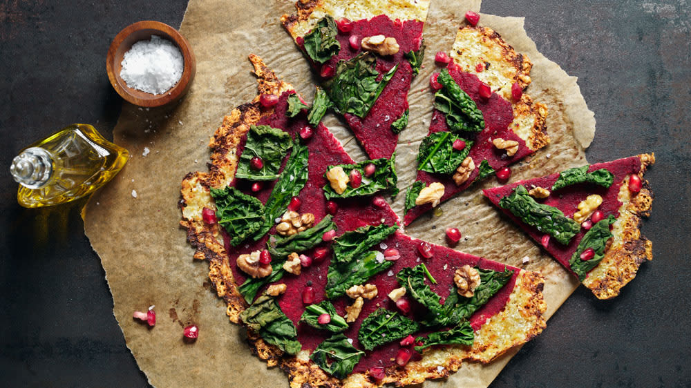 Rödbets- & svartkålspizza på blomkålsbotten