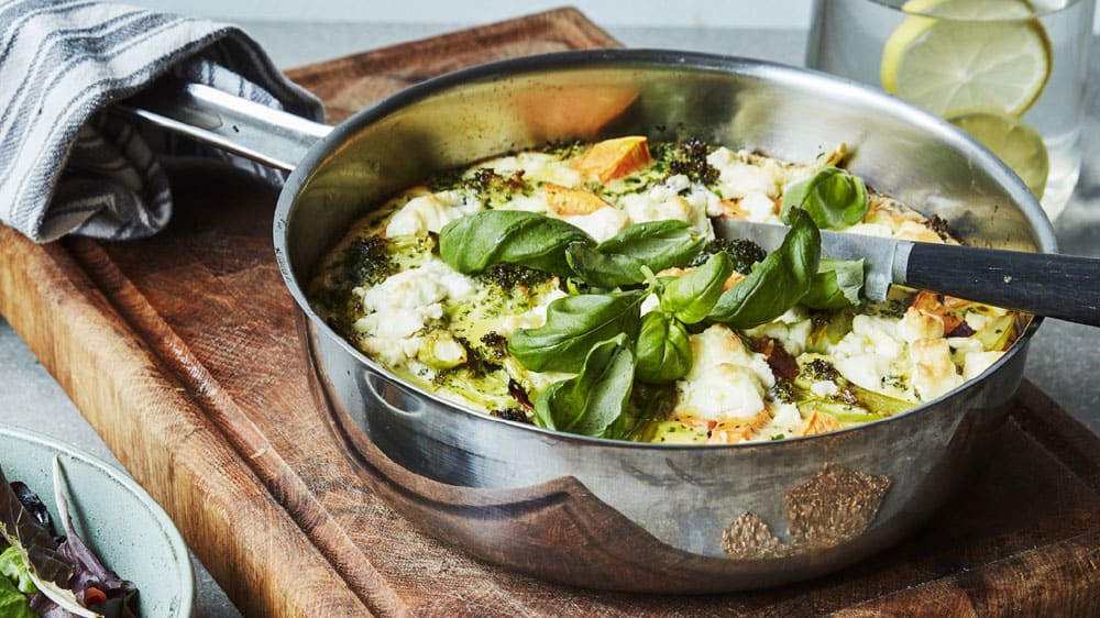Sötpotatis- och broccolifrittata med morotssallad