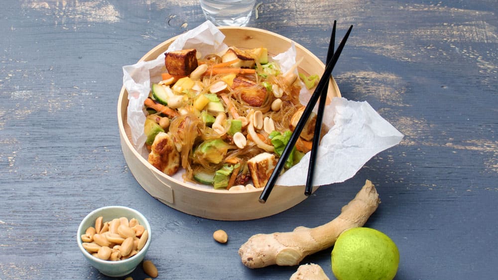 Glasnudelsallad med halloumi och jordnötter