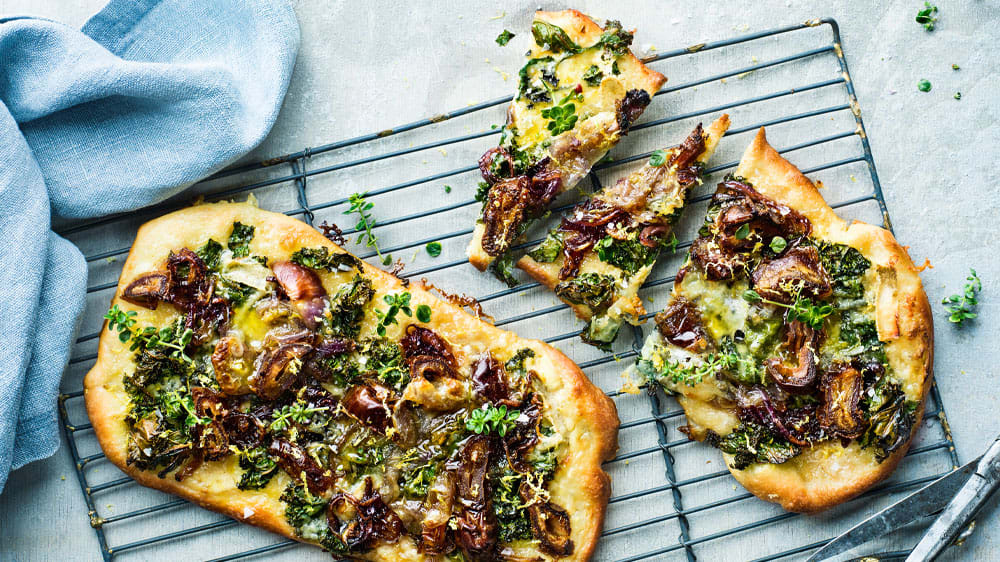 Flatbreads med grönkål, blåmögelost & dadlar