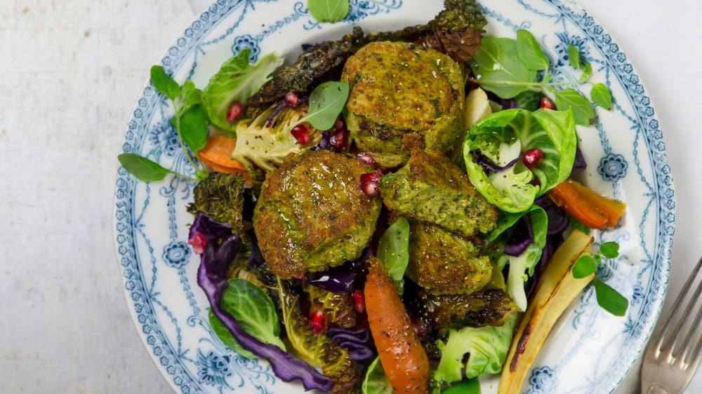 Broccolifalafel med kål och tahinidressing