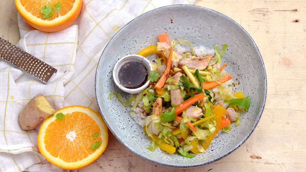 Färgglad kycklingwok med ingefära och apelsin