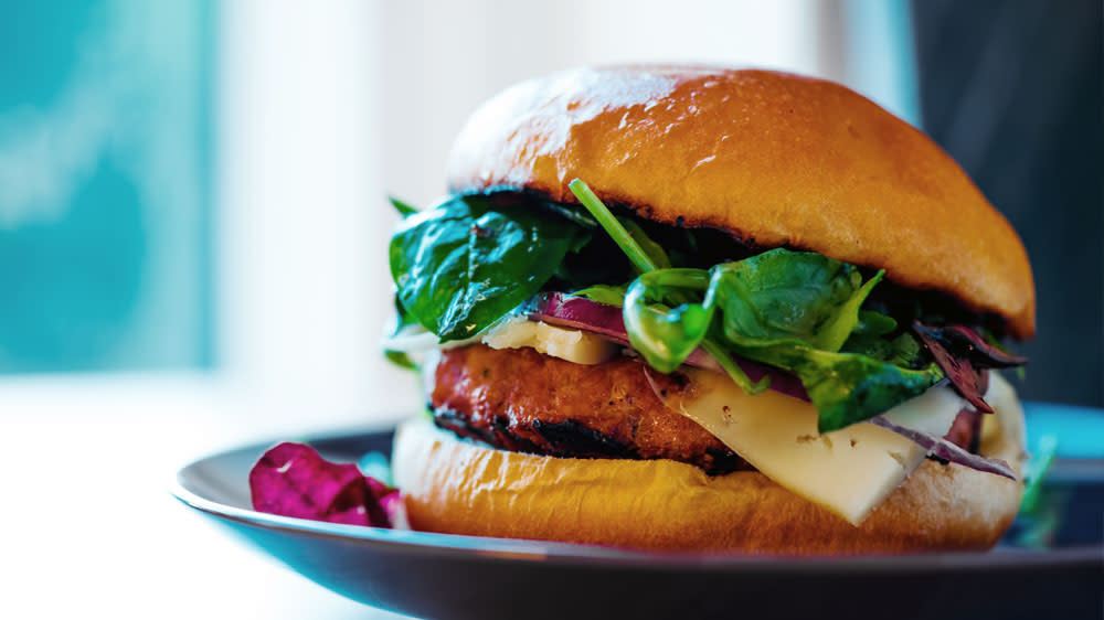 Snabb hamburgare med emmentalerost och spenat