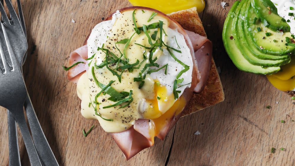 Ägg Benedict med skinka och hollandaisesås