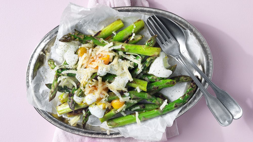 Stekt grön sparris med löskokt ägg