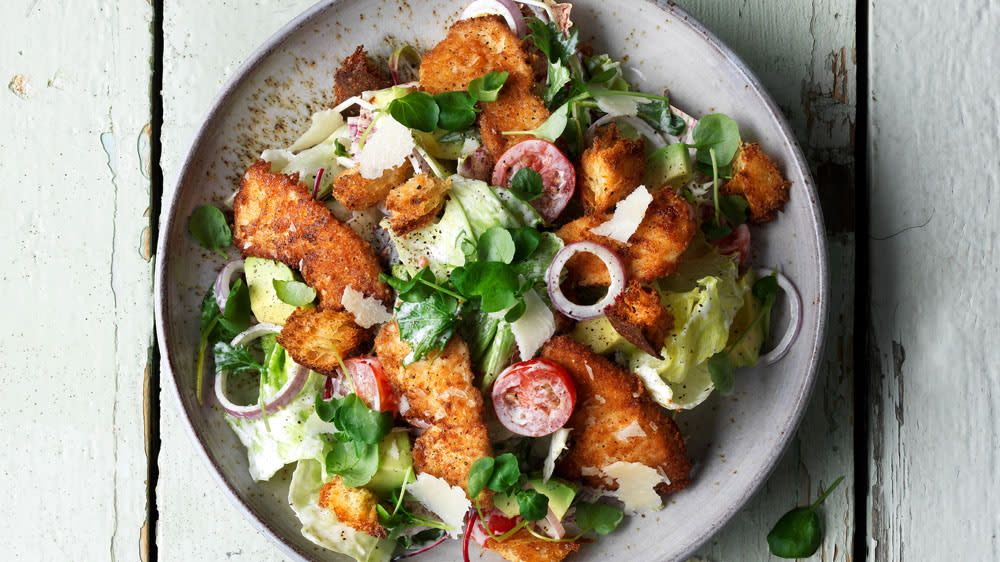 Krämig sallad med parmesanstekt kyckling