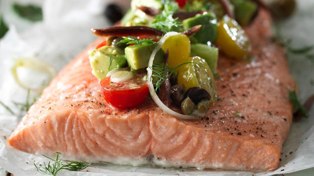 Hel laxsida med fräsch salsa