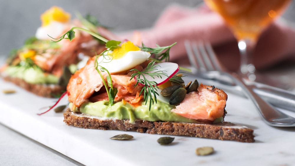 Smörrebröd med varmrökt lax och avokadokräm