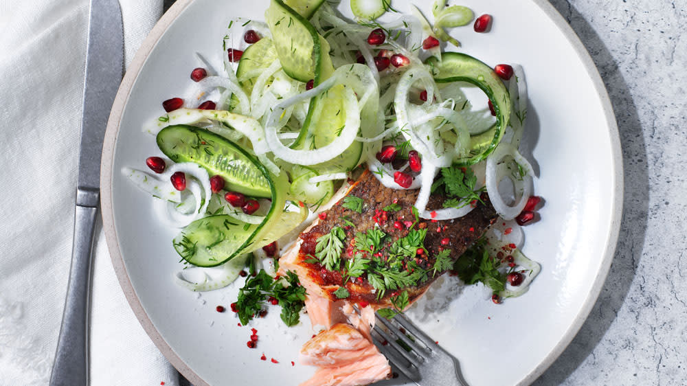 Halstrad lax med fänkålssallad & grön ärt- & örthummus