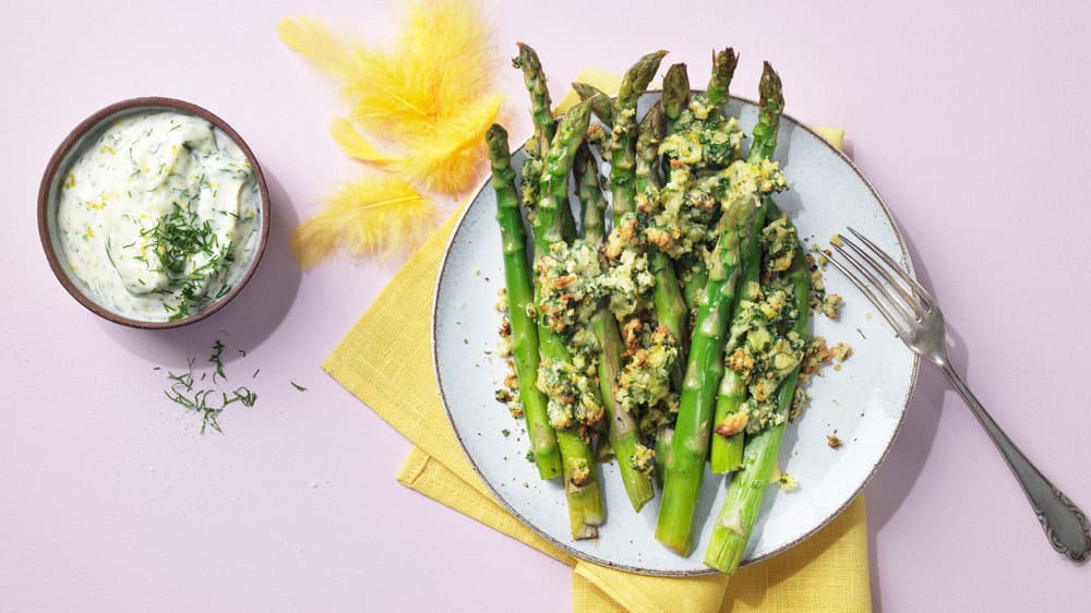 Ugnsbakad sparris med parmesan- & mandelkrisp