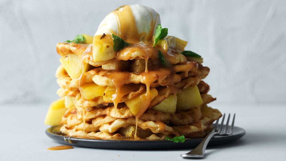 Våfflor med karamelliserad ananas och salt kolasås