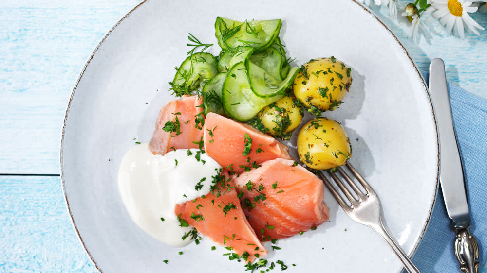 Inkokt lax med flädergurka & citronmajonnäs