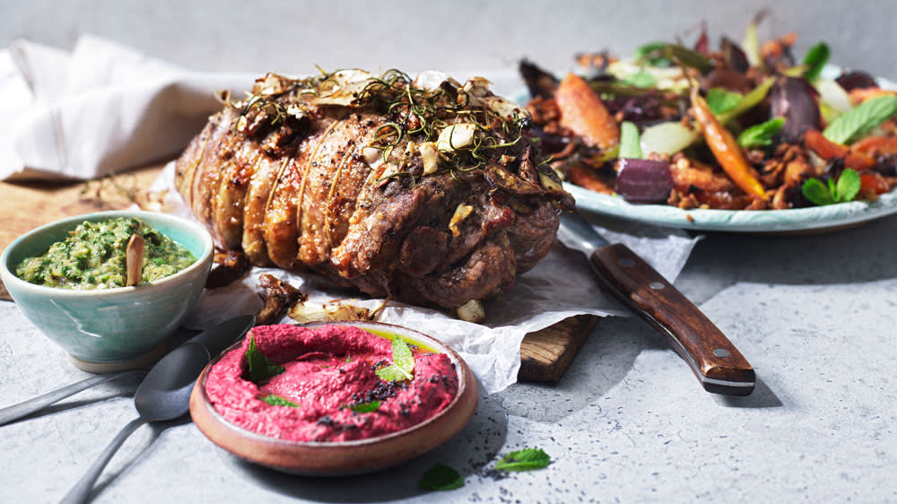 Lammstek på grekiskt vis med rödbetshummus och salsa verde