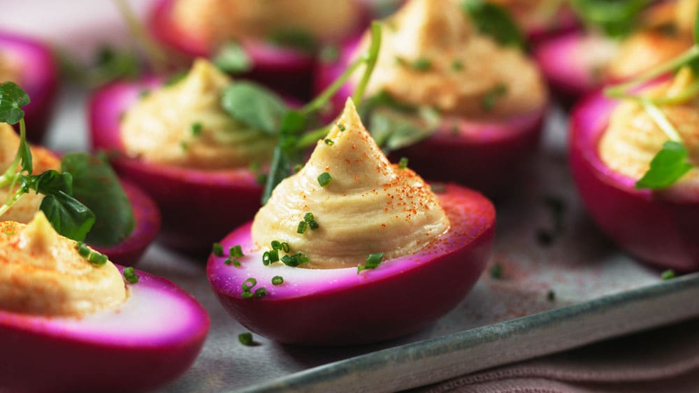 Rödbetspicklade deviled eggs