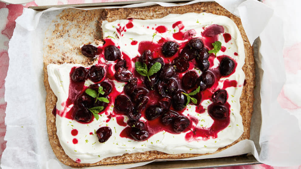 Rustik mandeltårta med körsbärskompott