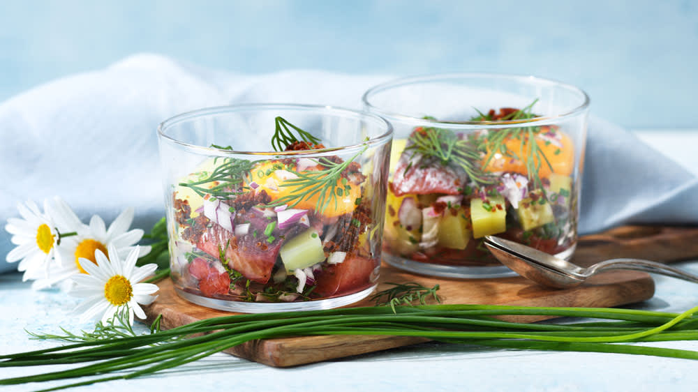 Matjessill med fryst äggula & picklad potatis