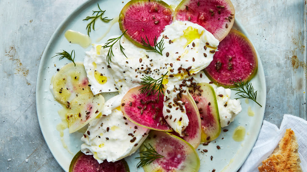 Syrliga rädisor på krämig burrata