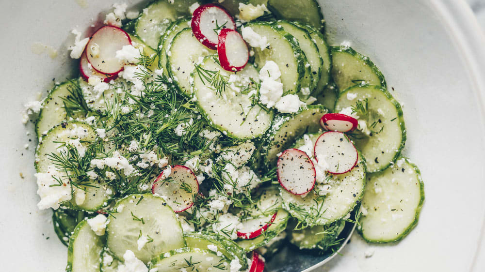 Gurksallad med rädisor, fetaost, dill och senapsvinägrett