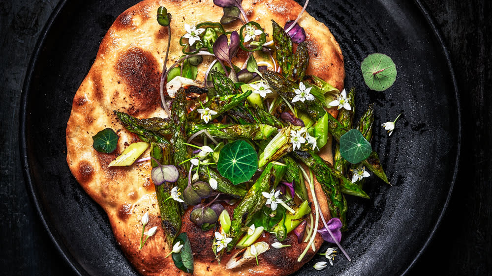 Filmjölkstunnbröd med sparris & örter, serveras med tahinisås