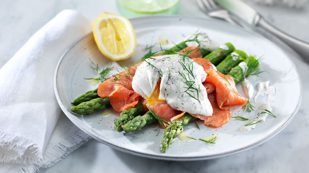 Grön sparris med kallrökt lax, pocherat ägg och dilldressing