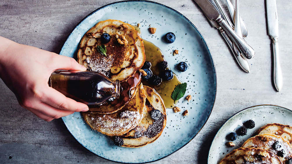 Amerikanska pannkakor med pekannötter, blåbär och lönnsirap