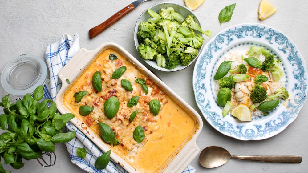 Parmesangratinerad rödspätta toppad med färsk basilika