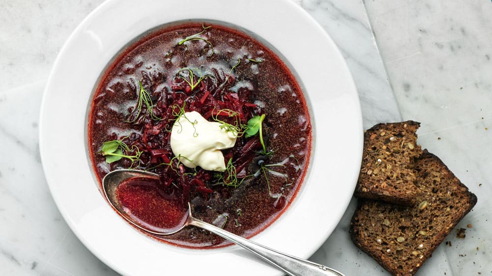 Rödbetssoppa med vitkål och smetana