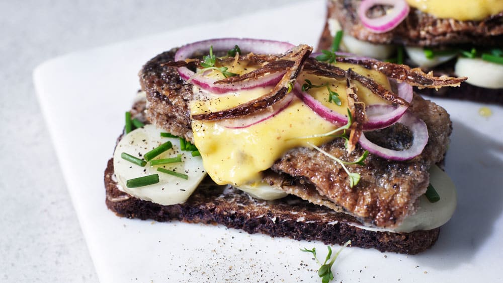 Smörrebröd med stekt inlagd strömming