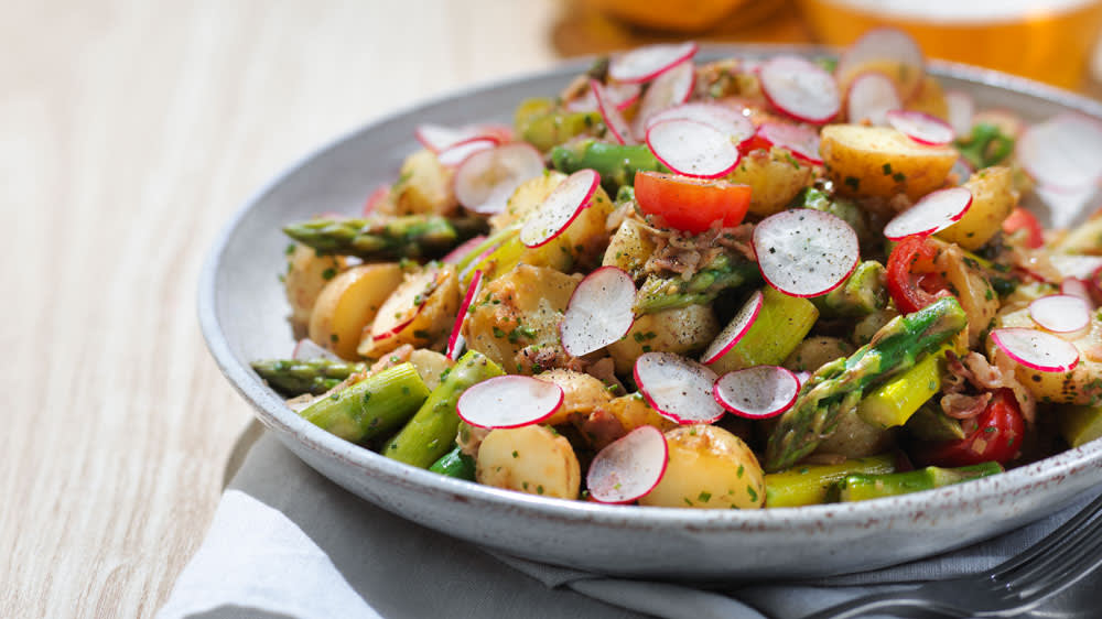 Ljummen färskpotatissallad med sparris & bacon