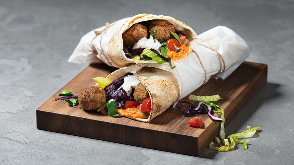 Falafelwrap med het hummus och sallad