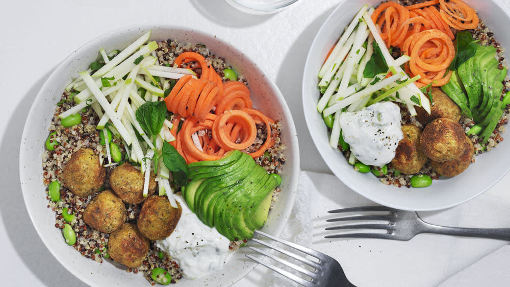 Bowl med falafel, quinoa & avokado