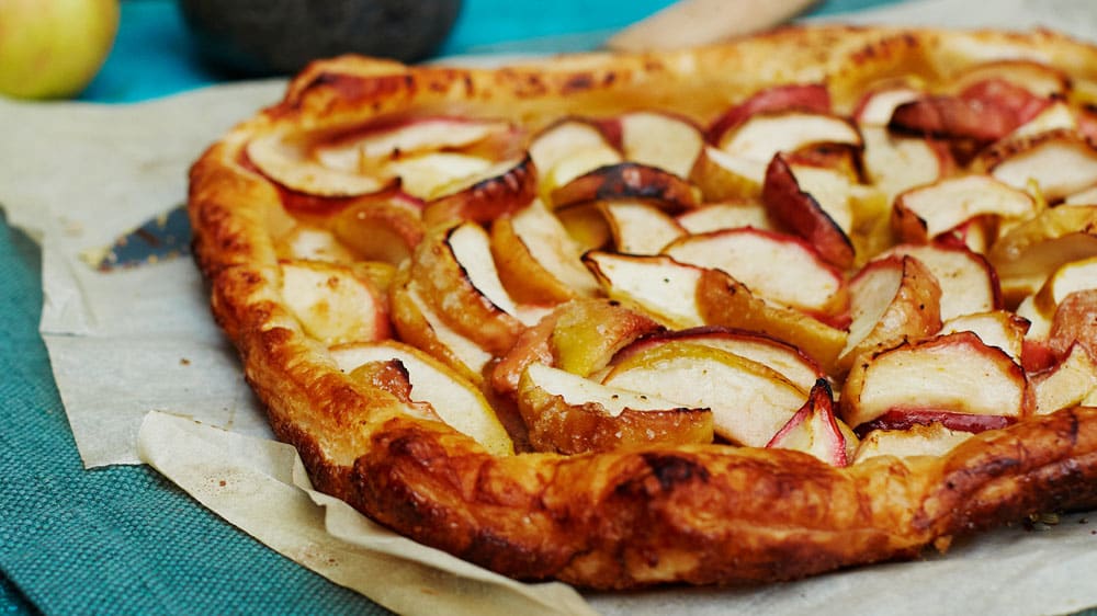 Äppelpizza med syrliga äpplen och fänkålsfrön