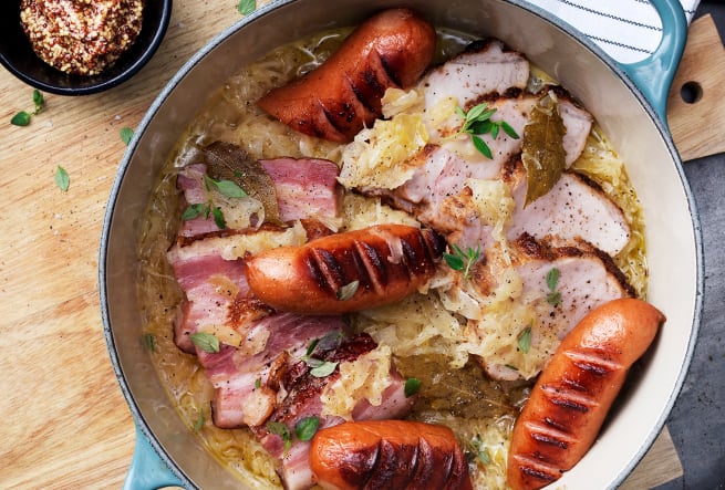 Choucroute med surkål, bratwurst, rökt fläsk & fläskytterfilé