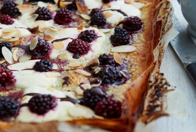 Dessertpizza med björnbär och choklad