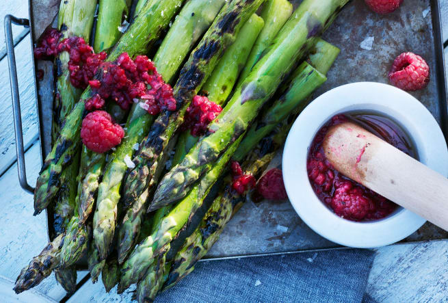 Grillad grön sparris med hallonvinägrette