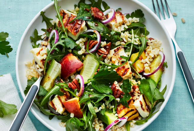 Halloumi - och persikosallad med pekannötter
