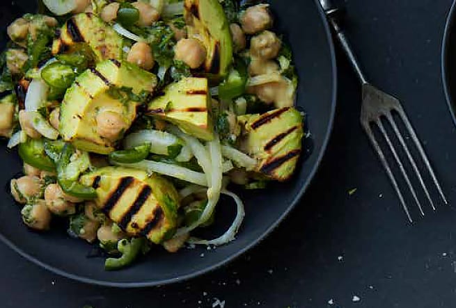 Kikärtssallad med grillad avokado