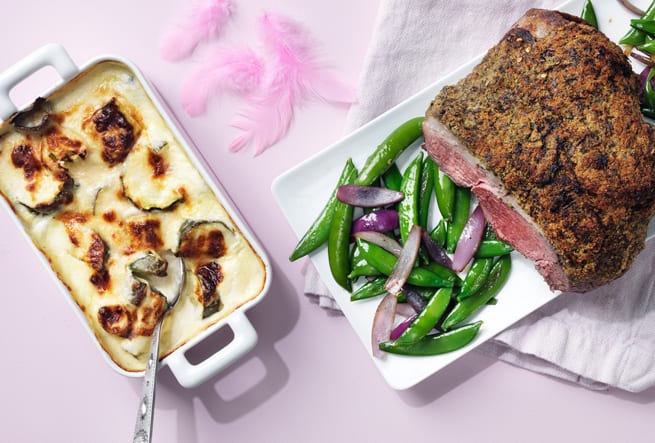 Lammstek med örtchilitäcke, purjolök och zucchinigratäng