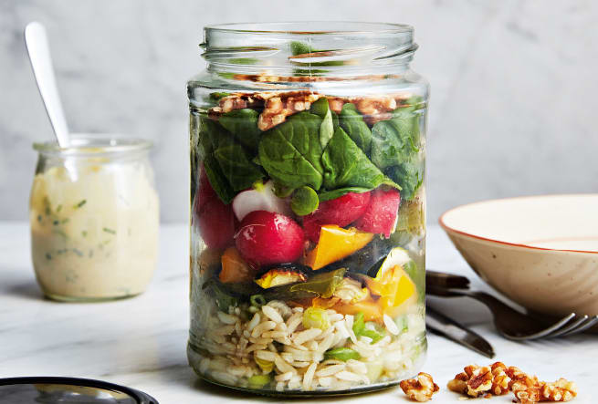 Rårissallad med grönsaker och krämig dressing