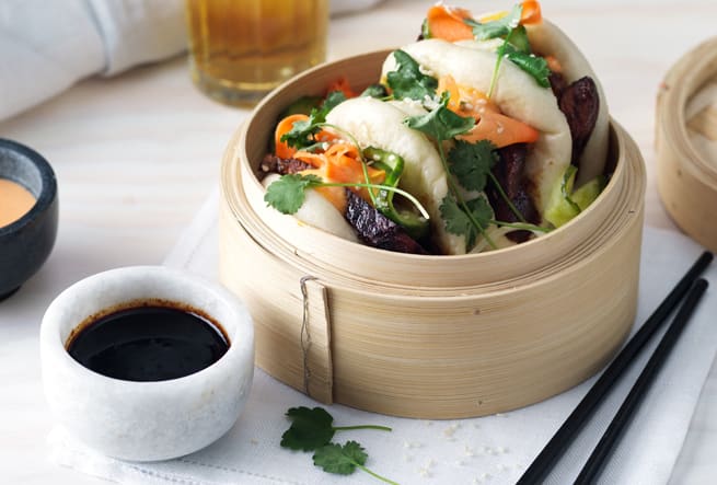 Steambuns med fläskkotlett, picklade grönsaker, syrlig sås & sriraschamajonnäs