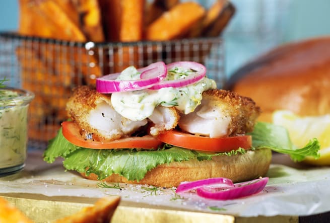 Torskburgare med briochebröd och sötpotatisfries