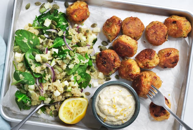 Zucchini- & halloumibollar med quinoasallad och rawfoodkräm